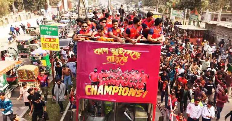 ছাদখোলা বাসে শিরোপা হাতে ওয়ারিয়র্সের খেলোয়াড়দের রোড-শো